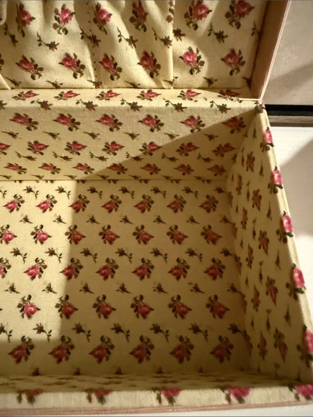 Gucci Beauty pink jewelry and makeup vanity case with a floral-lined interior. - Picture 5 of 15